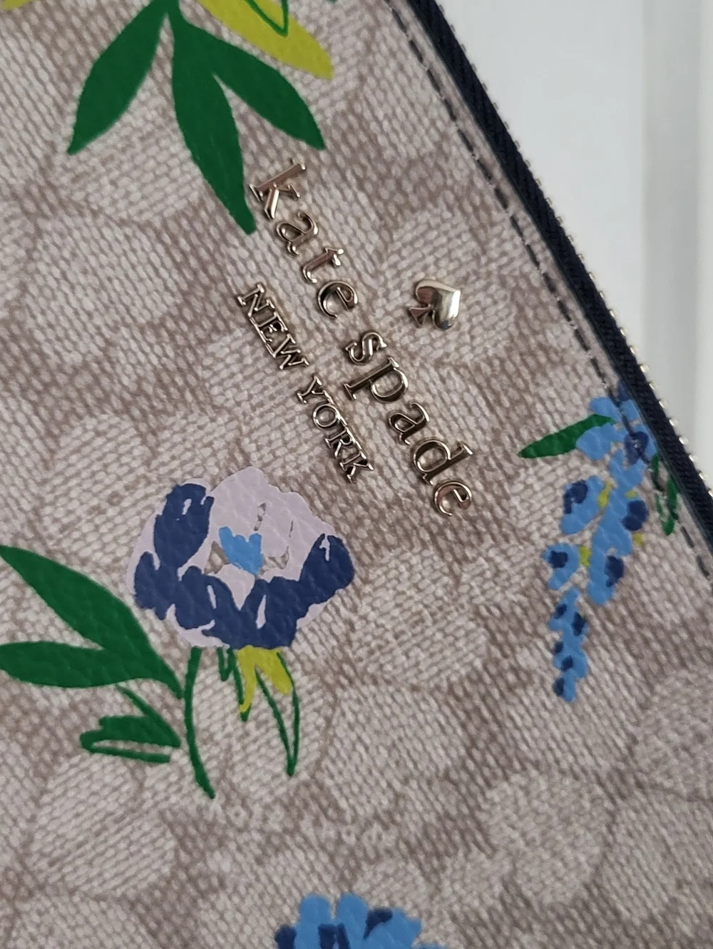 Kate Spade Lucy Spade Flower Floral Medium L-Zip Wristlet